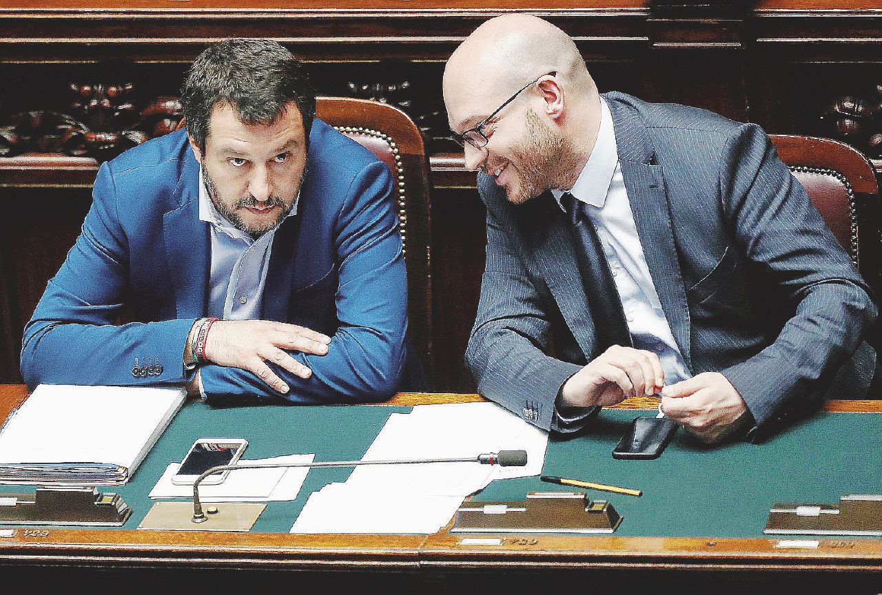Vicini - Il ministro per la Famiglia, Lorenzo Fontana, con Matteo Salvini - Ansa Il ministro della propaganda identitaria cerca soldi e staff