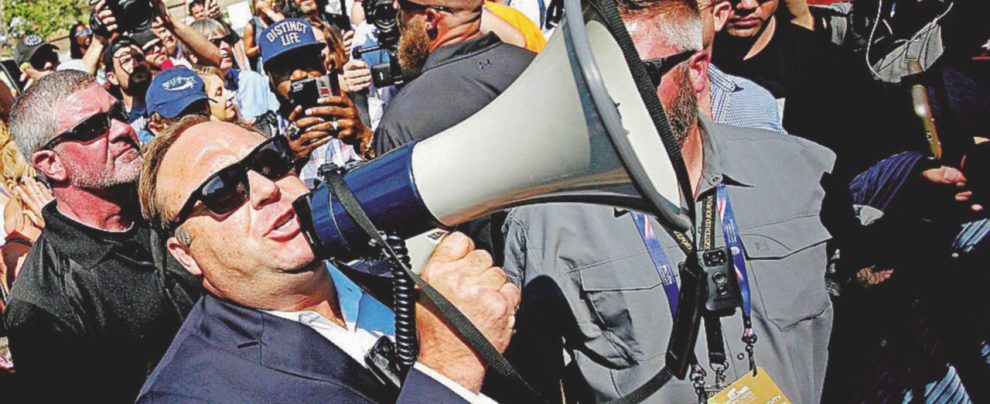 Capopopolo - Alex Jones arringa i fan - Ansa Il Santone del “falso”, tutta l’America vuole il verbo di Jones