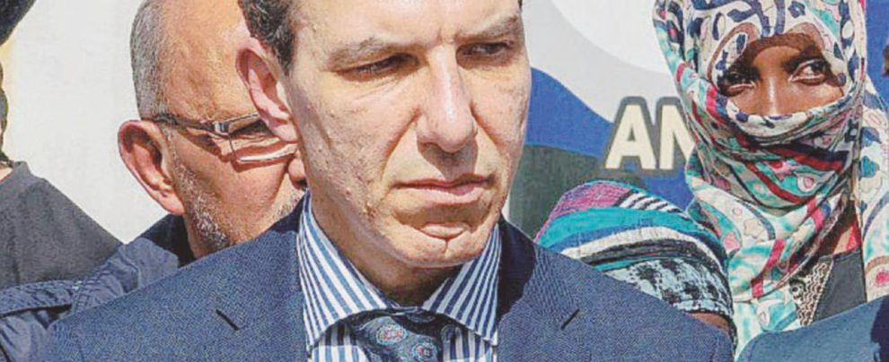 “Persona non grata” - Il diplomatico ha dovuto risolvere l’equivoco prodotto da un membro del Parlamento di Tobruk che sosteneva Perrone fosse contrario alle elezioni - Ansa Lo slalom dell’ambasciatore tra le sabbie mobili