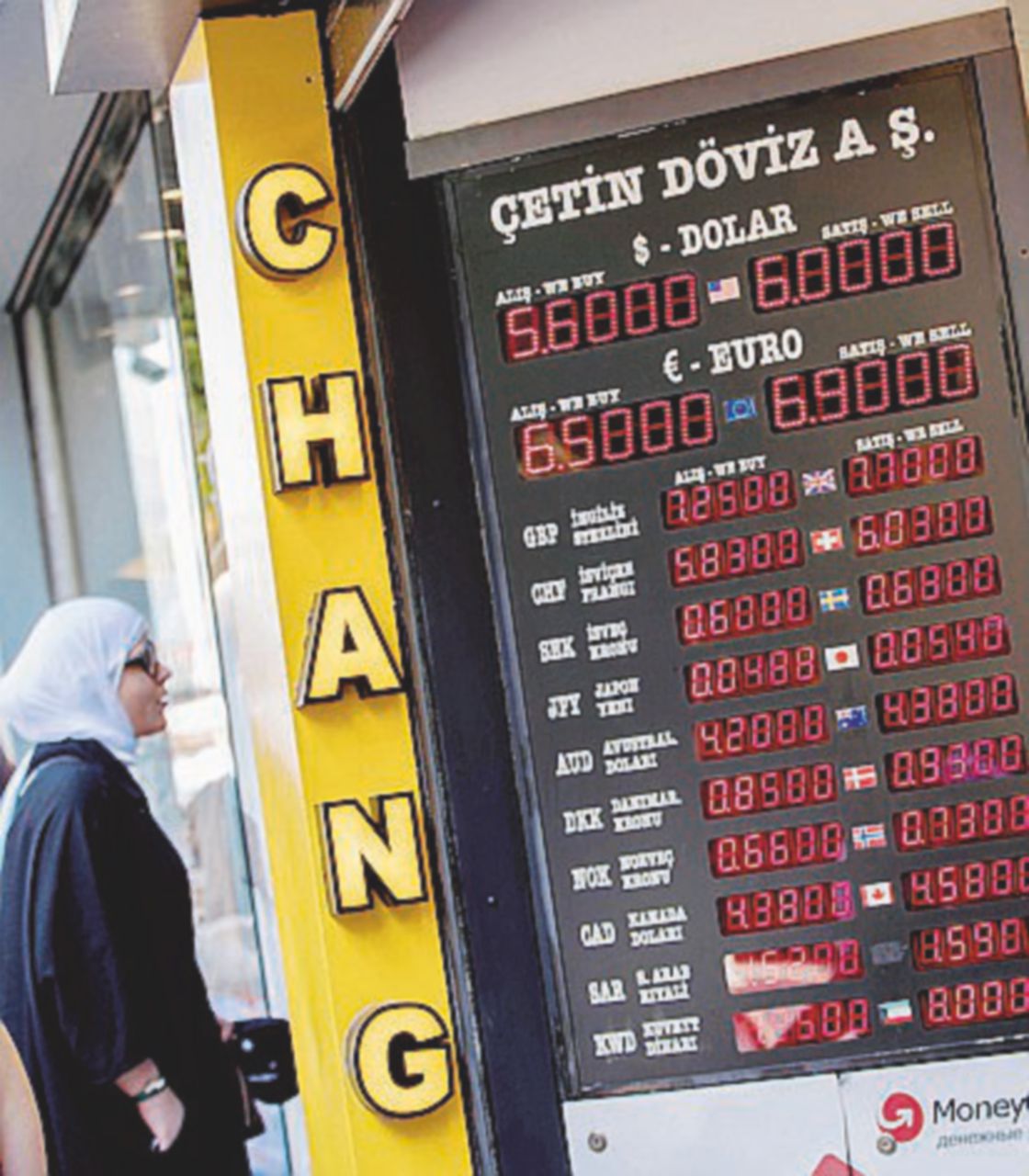 Un cambiavalute a Istanbul - Ansa Ankara in crisi, Europa sulla graticola