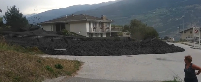 Copertina di Svizzera, l’impressionante colata di fango e detriti colpisce Chamoson. Auto distrutte, strade e case danneggiate