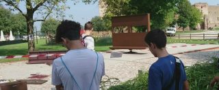 Copertina di Mantova, 14enne muore schiacciato da una panchina-monumento ai giardinetti. “Ha ceduto il piedistallo che la reggeva”