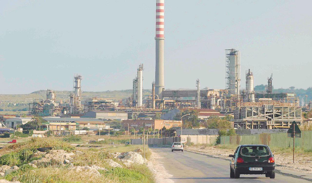 Eni, l’avvocato Amara: “Così ho scritto il fascicolo d’indagine del pm sul falso complotto per far cadere Descalzi”