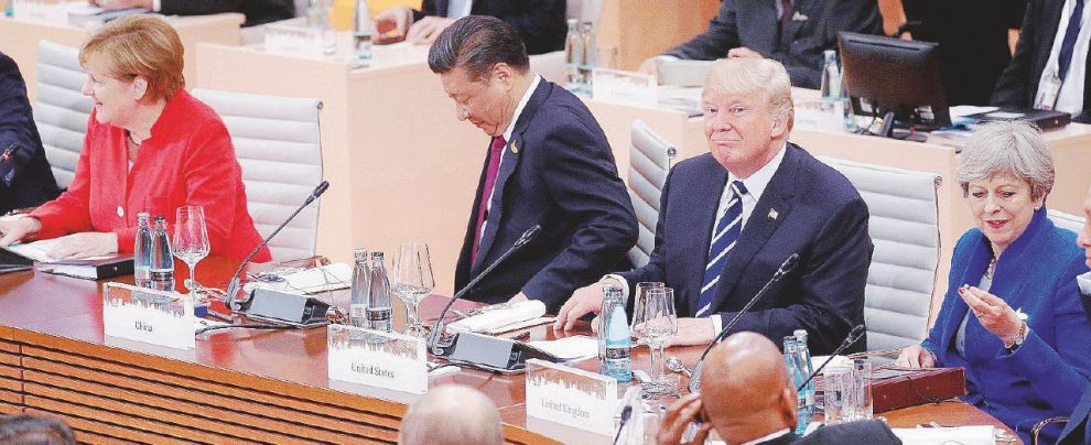 Al G20 di Amburgo - Donald Trump durante la prima sessione (luglio 2017) con Angela Merkel, Xi Jinping e Theresa May - Ansa Fra annunci e realtà tutti i dazi di Trump in guerra col mondo