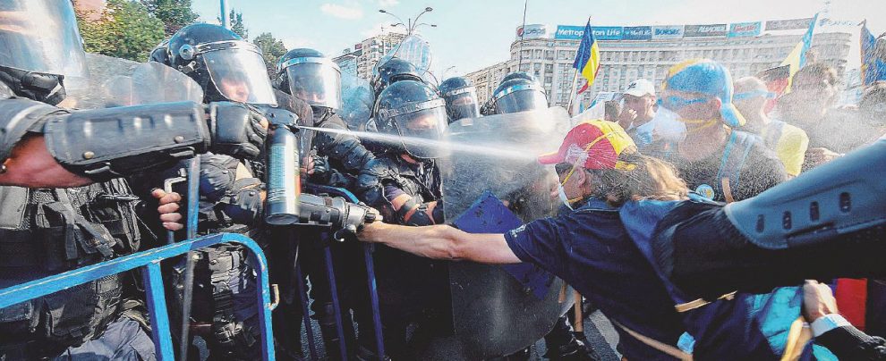 Piazza della Vittoria - Gli scontri nel centro di Bucarest I romeni tornano a casa: tutti in piazza contro il governo