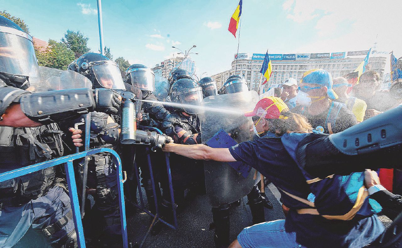 Piazza della Vittoria - Gli scontri nel centro di Bucarest I romeni tornano a casa: tutti in piazza contro il governo