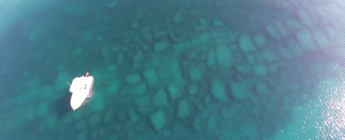 Copertina di Il tesoro spunta dal mare del Salento: l’incredibile scoperta di un sub. Ecco il molo antico al largo di San Pietro in Bevagna