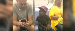 Copertina di Il gesto che ha commosso la Rete: il dialogo silenzioso tra il ragazzo e il bambino sulla metro. Guardate cosa succede
