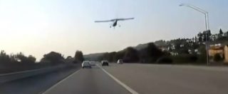 Copertina di Terrore in autostrada, l’aereo passa sopra le auto e semina il panico. L’atterraggio è da brividi