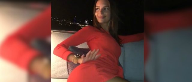 Emily Ratajkowski, la modella in vacanza in Sardegna: il balletto sexy sulla barca fa impazzire i fan
