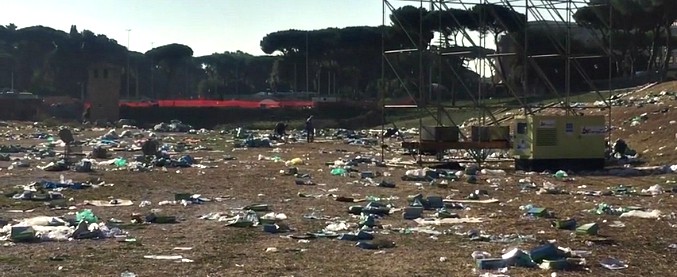 Copertina di Roma, cumuli di rifiuti al Circo Massimo due giorni dopo l’incontro con Papa Francesco. Operatori Ama al lavoro