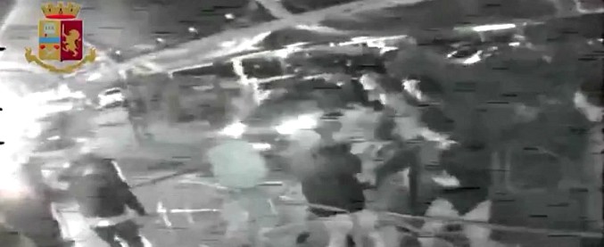 Copertina di Salerno, auto contro la folla davanti alla discoteca: arrestate 2 persone. “Vendetta perché cacciati dal locale”