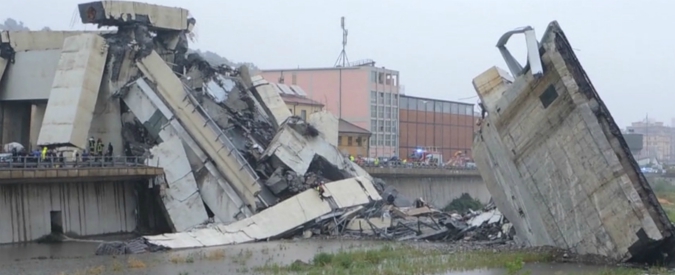 Copertina di Genova, auto e camion distrutti nell’alveo del Polcevera: i danni causati dal crollo del ponte Morandi