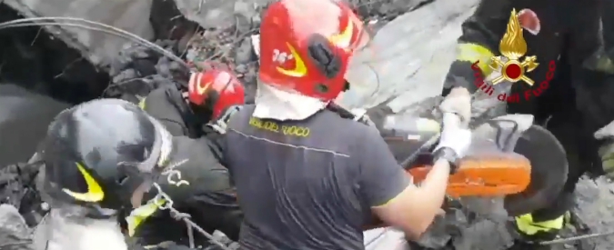 Copertina di Ponte Morandi, l’inviato del Fatto: “Genova è come colpita da bomba. Ora rischia l’isolamento, danno economico ingente”