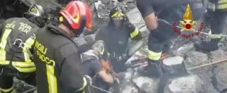 Copertina di Genova, crolla il ponte Morandi: i vigili del fuoco scavano tra le macerie alla ricerca di superstiti
