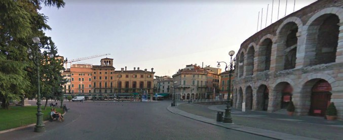 Verona, coppia gay denuncia aggressione in centro: “Insulti omofobi e schiaffi da un gruppo di ragazzi”