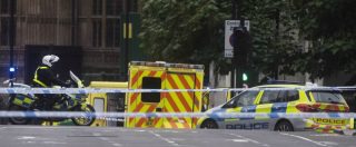 Copertina di Londra, auto si schianta contro barriere di sicurezza di Westminster: 3 feriti non gravi. Un arresto: “Sospetto terrorismo”