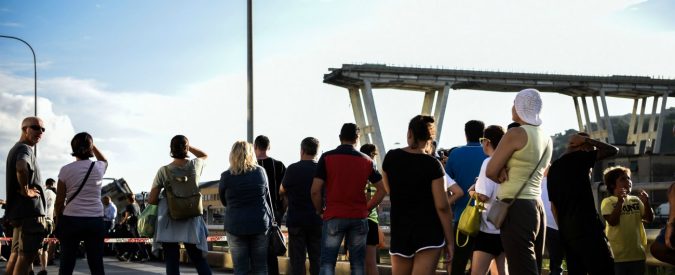 Crollo viadotto A10, la processione dei genovesi sotto il ponte Morandi: “Ora la città è spezzata in due”