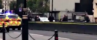 Copertina di Londra, auto si schianta contro le barriere del Parlamento. Il conducente arrestato e portato via dalla polizia