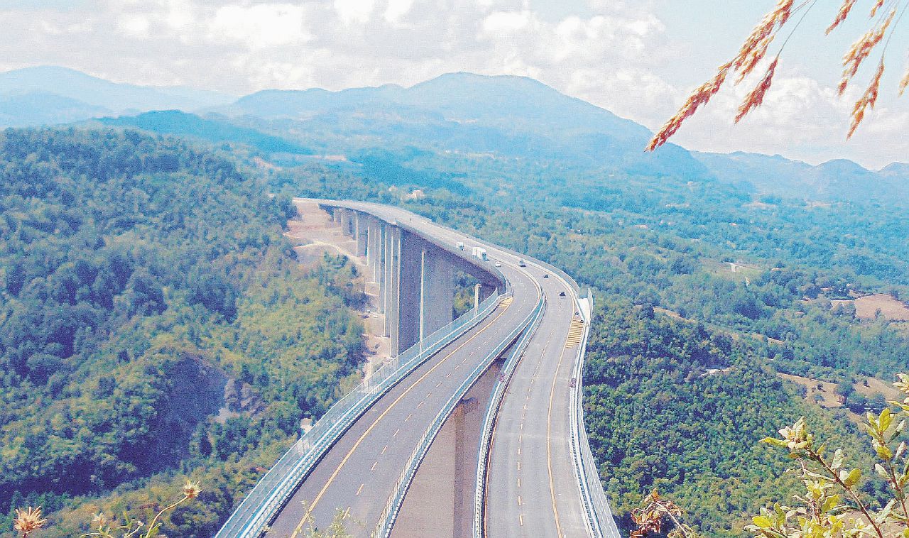 Copertina di Salerno – Reggio Calabria: perché è ancora incompiuta