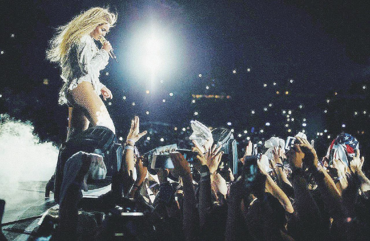 Copertina di A Roma va bene tutto, ma Beyoncé al Colosseo no