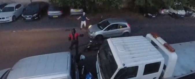 Copertina di Giustizia fai da te, sorprende i ladri in flagranza e per non farli scappare li ferma così