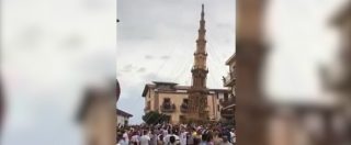 Copertina di Irpinia, tragedia sfiorata alla cerimonia di Fontanarosa: cade l’obelisco di 25 metri, panico e persone in fuga