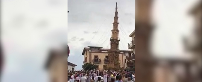 Copertina di Irpinia, tragedia sfiorata alla cerimonia di Fontanarosa: cade l’obelisco di 25 metri, panico e persone in fuga