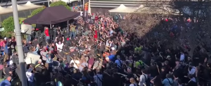 Copertina di 457 chitarre elettriche per conquistare il Guinness World Record al ritmo di “Highway to Hell”