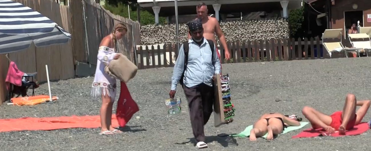 Copertina di Italiani come noi – ambulanti in spiaggia: “Cacciamoli, ma niente multe a chi compra”. “Povera gente, devono lavorare”