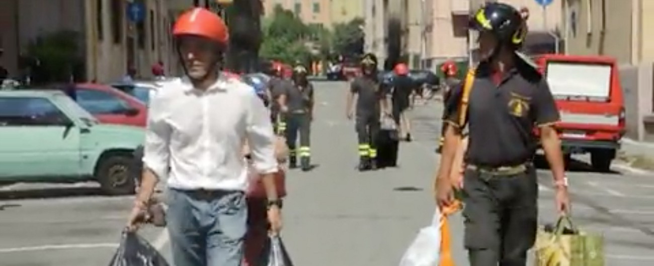 Copertina di Ponte Morandi, la gente costretta a lasciare le case all’ombra del viadotto crollato. La zona rossa è spettrale