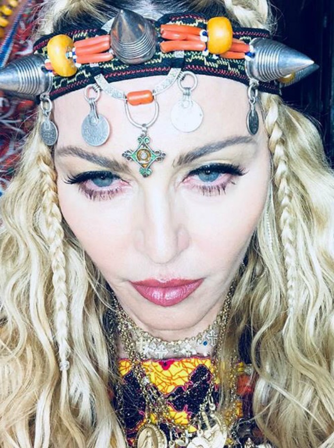 Copertina di Madonna, la regina del pop compie 60 anni. Incorreggibile anticonformista: ecco lo scatto provocatorio del compleanno