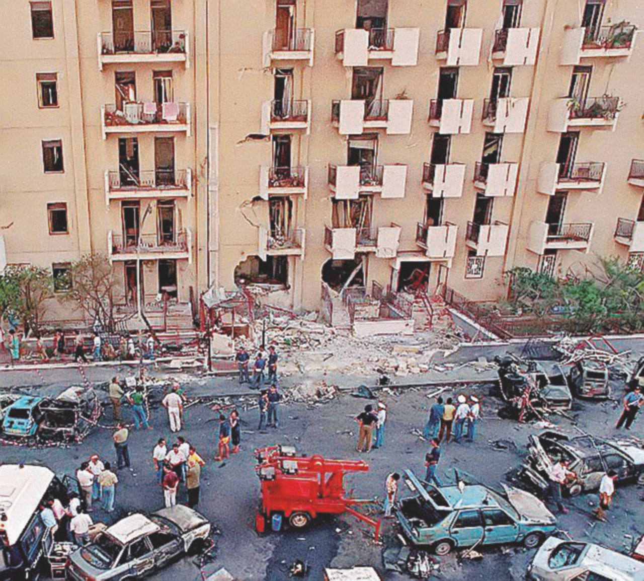 Le finestre aperte della casa di via D’Amelio