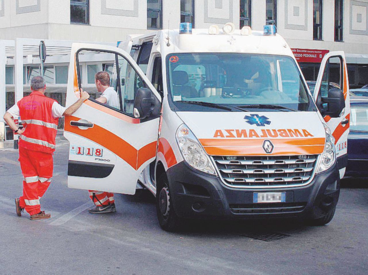 Sull’ambulanza solo uomini, non lascia salire la moglie incinta. Arrestato 23enne marocchino