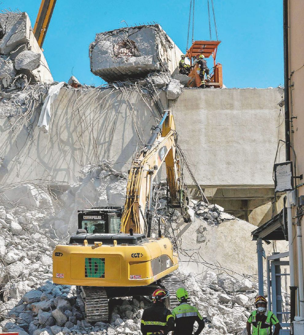 Il gigante di cemento – Le macerie dei piloni e della strada del ponte Morandi crollato il 14 agosto