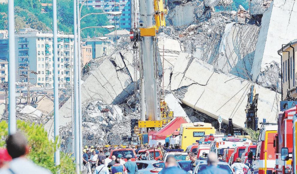 Il gigante di cemento – Le macerie dei piloni e della strada del ponte Morandi crollato il 14 agosto