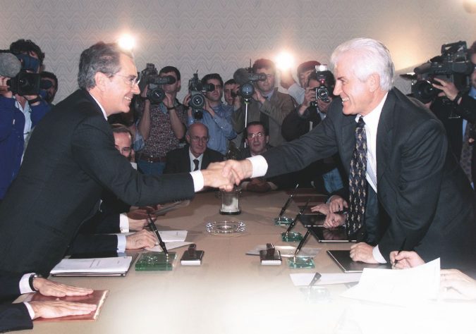 L’affare nel 1999 - Il presidente dell'Iri Gian Maria Gros-Pietro e il presidente di Edizioni Holding Gilberto Benetton all’acquisizione del 30% di autostrade - Ansa Autostrade, quelle privatizzazioni all’italiana: il trionfo della lobby del casello