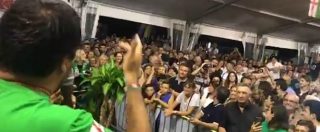 Copertina di Lega, Salvini contestato a Pontida: “Sei un razzista”. Lui: “Ti offro una birra”. Poi calma i presenti