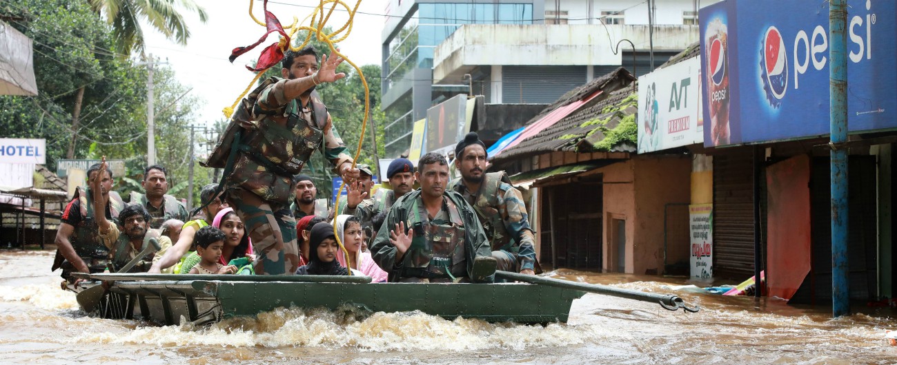 Copertina di India, inondazioni nel Kerala: 324 morti e oltre 200mila sfollati. Soccorritori sulle barche per cercare i dispersi – FOTO