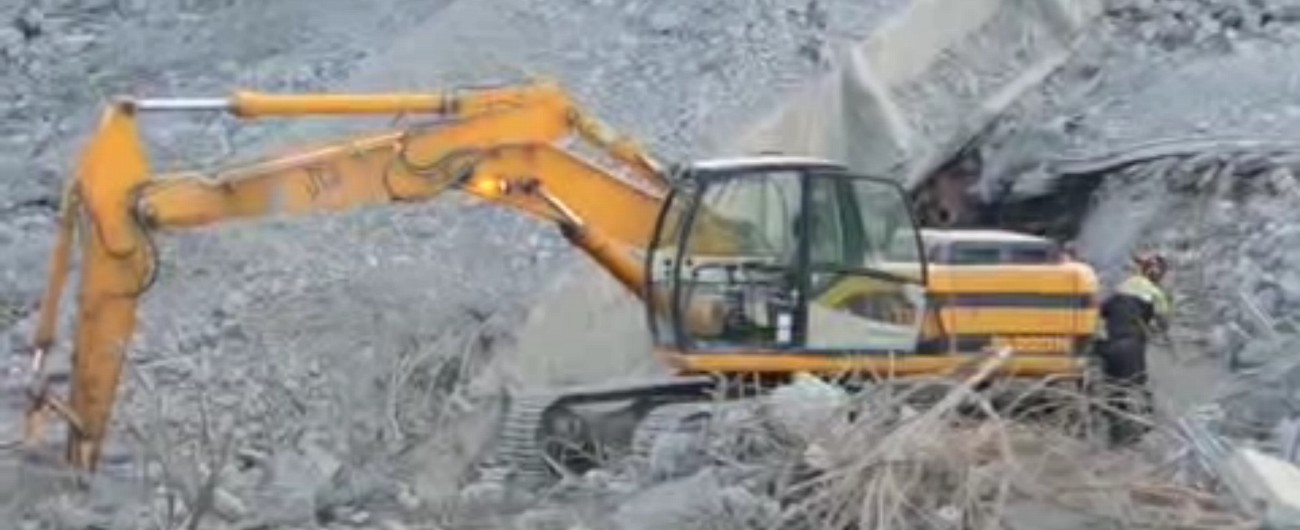 Copertina di Ponte Morandi, Vigili del Fuoco al lavoro per rimuovere le macerie. Si cercano ancora i dispersi