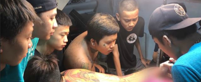 Copertina di Questo è il peggior cliente per un tatuatore, ecco cosa ha combinato davanti al maestro di tattoo e ai suoi allievi