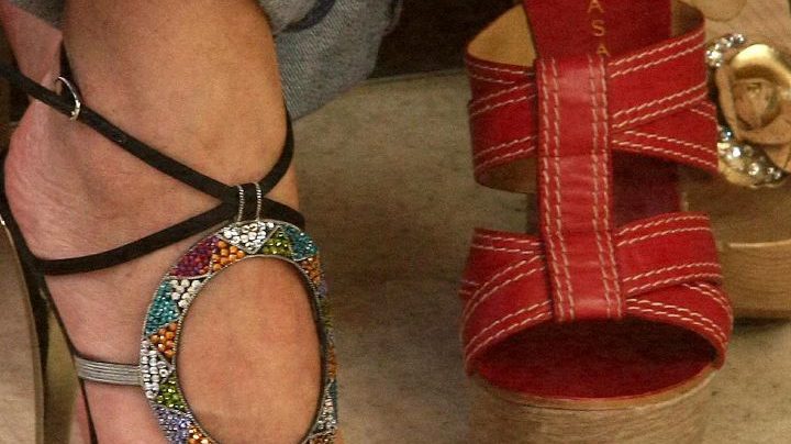 Shopping addicted - Una cliente in un negozio di scarpe - LaPresse Hai più di cento paia di scarpe? Per l’Oms soffri di “accaparramento compulsivo”