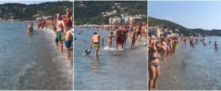 Copertina di Ponte Morandi, nel giorno dei funerali catena umana in spiaggia in memoria delle vittime