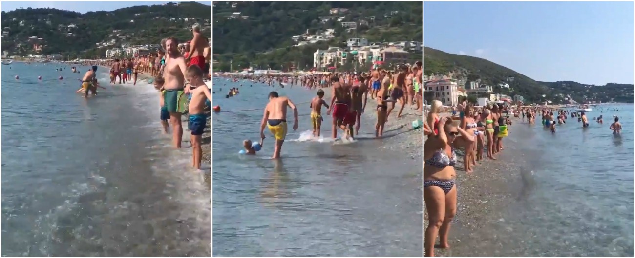 Copertina di Ponte Morandi, nel giorno dei funerali catena umana in spiaggia in memoria delle vittime