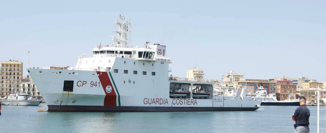 Migranti, nave Guardia costiera italiana da tre giorni attende porto per attraccare: a bordo 177 persone