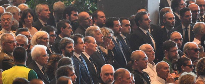 Copertina di Ponte Morandi, funerali di Stato per 19 persone. Bagnasco: “Giustizia doverosa”. Muore un ferito: vittime salgono a 43. Il governo stanzia altri 28,5 milioni – LA DIRETTA