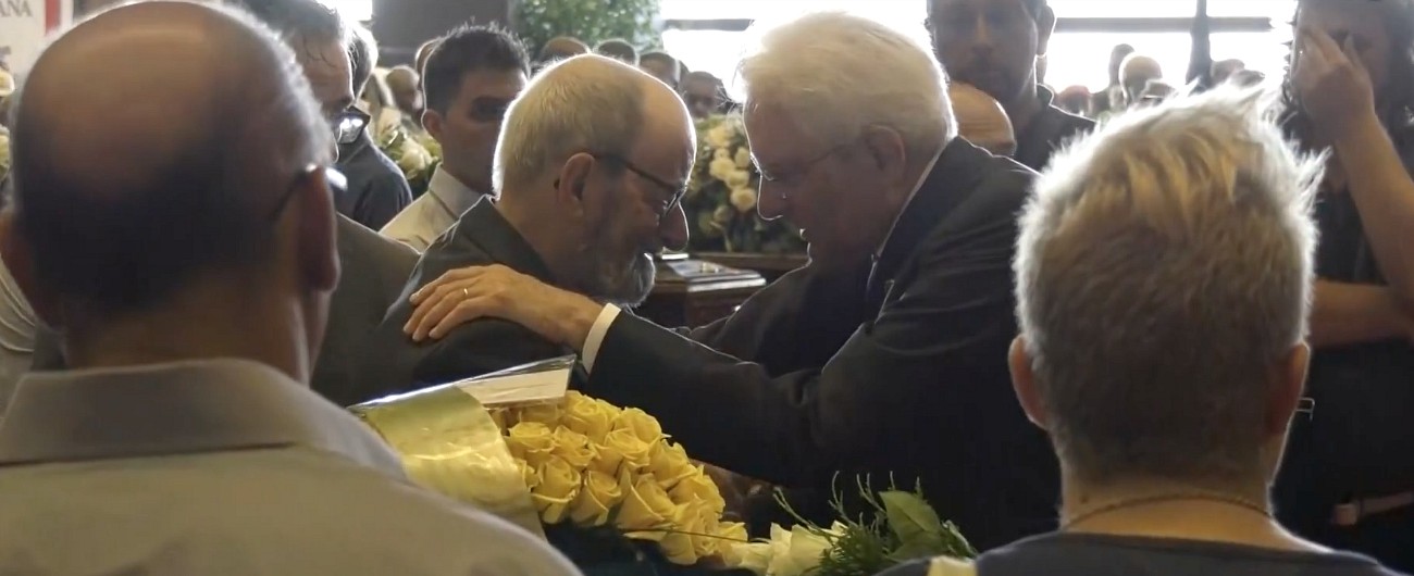 Copertina di Ponte Morandi, l’abbraccio commosso del presidente Mattarella ai parenti delle vittime ai funerali di Stato