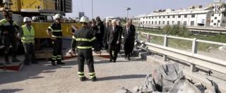 Copertina di Ponte Morandi, il presidente della Repubblica visita la zona rossa. La commozione di Mattarella davanti ai resti delle auto