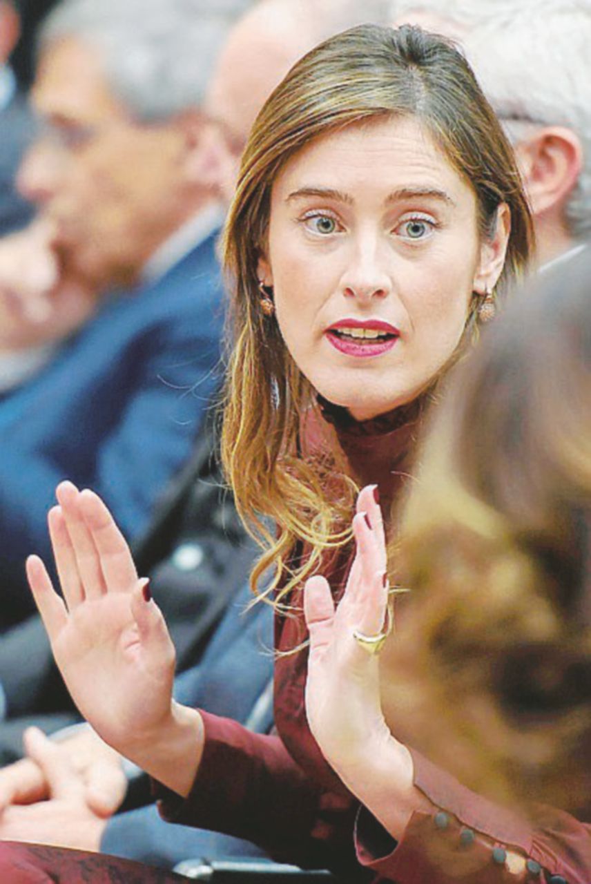 Copertina di “A voi la Boschi, a noi no”: nell’estate pazza dei Dem è Festa contro Festa