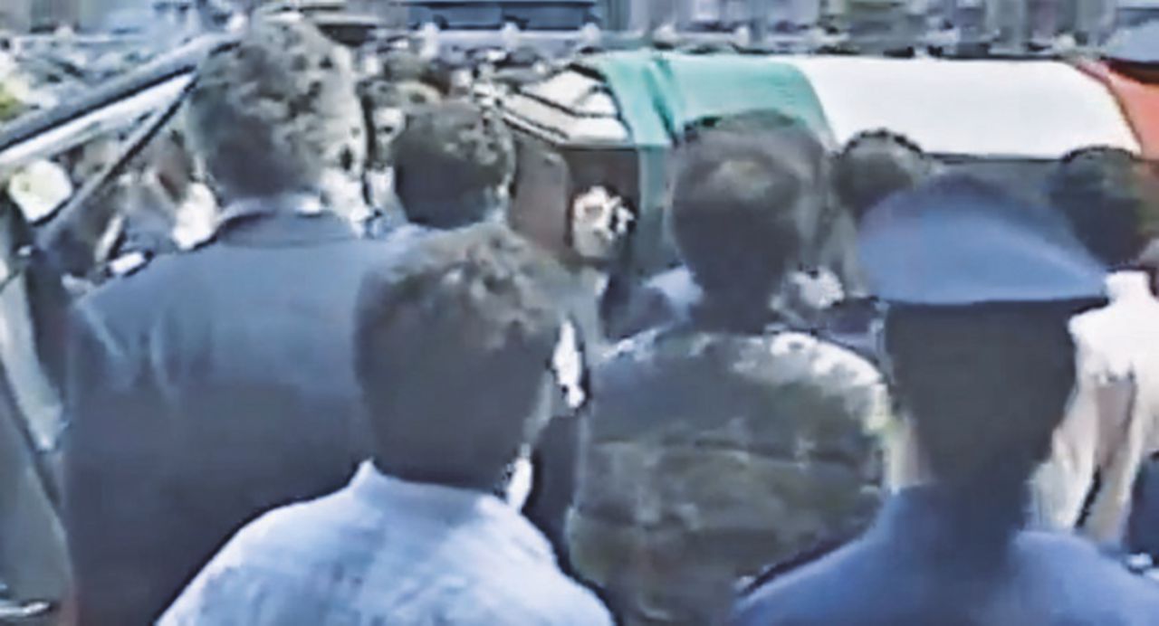 Copertina di Avversari di partito, terrorismo e mafia. Alle esequie la folla contestava il potere